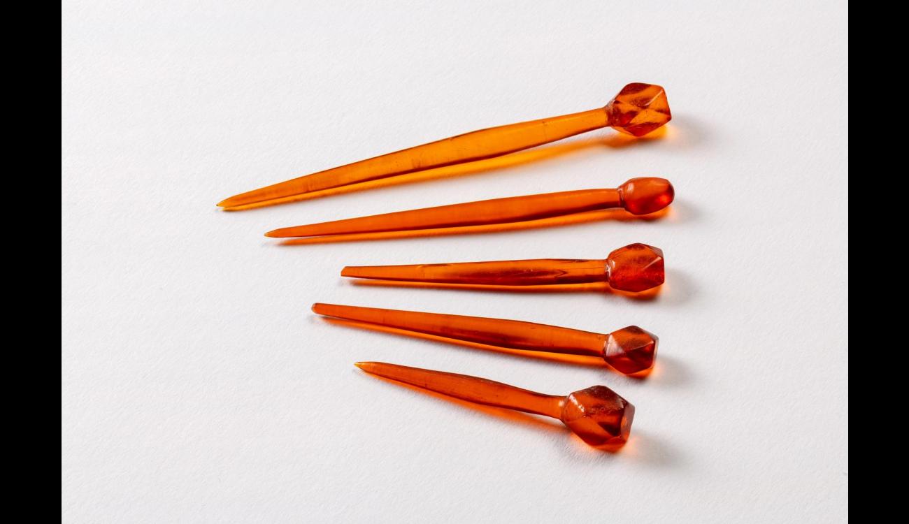 Épingles en ambre du IVe siècle trouvées au sein d'une sépulture antique. 